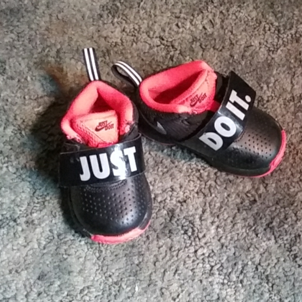 Nike toddler size 5 tennishoes